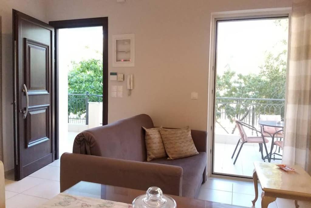 New, Bright, Cozy, Autonomous Apartment With Private Entrance And Garden, 42 M2, 5Min To The Beach And City Center Kalamata Exterior foto