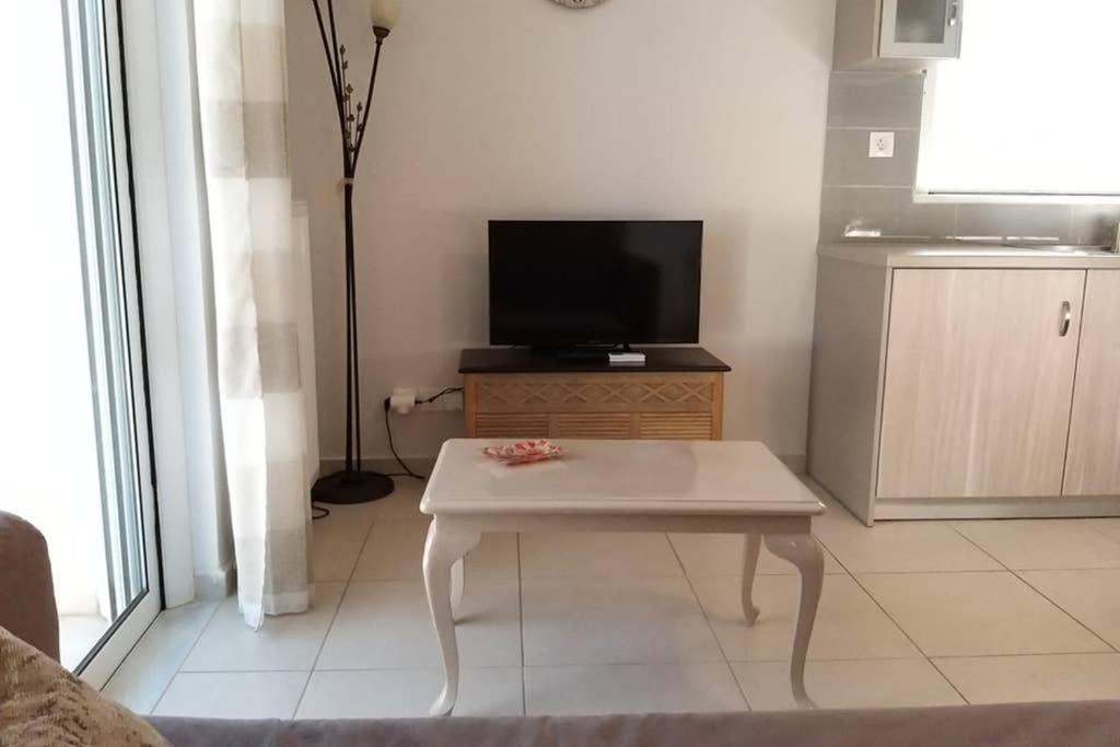 New, Bright, Cozy, Autonomous Apartment With Private Entrance And Garden, 42 M2, 5Min To The Beach And City Center Kalamata Exterior foto