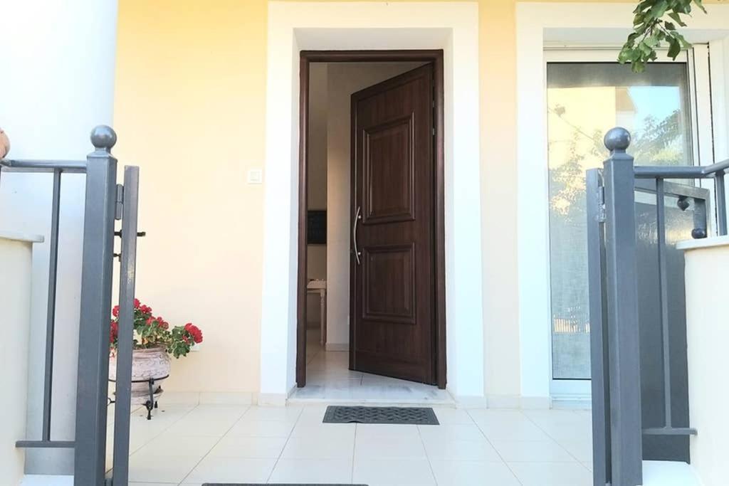 New, Bright, Cozy, Autonomous Apartment With Private Entrance And Garden, 42 M2, 5Min To The Beach And City Center Kalamata Exterior foto