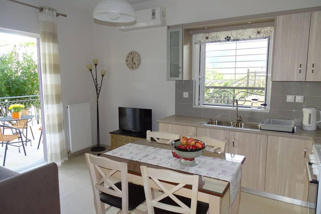 New, Bright, Cozy, Autonomous Apartment With Private Entrance And Garden, 42 M2, 5Min To The Beach And City Center Kalamata Exterior foto